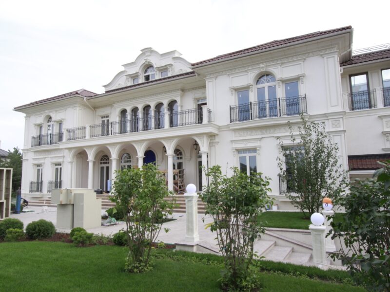 Фасадная лепнина: зачем она нужна, какие бывают виды и как выглядит в современных проектах