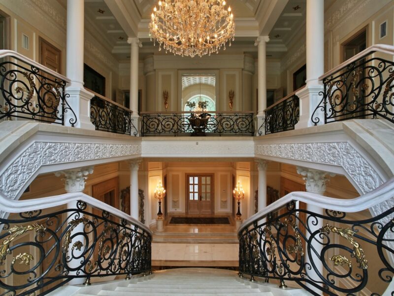 Лепнина в интерьере: как украсить стены гипсовой лепкой и не сделать «как в музее»