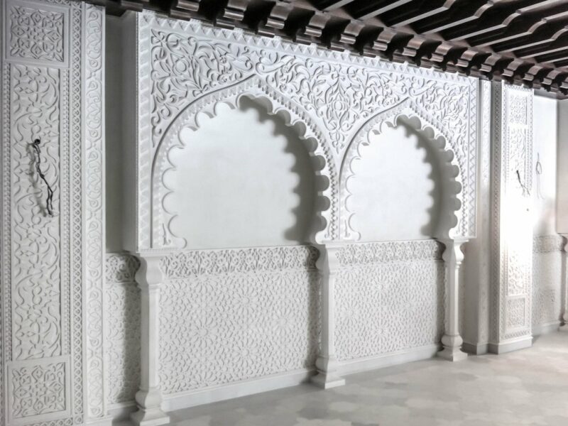 Лепнина в интерьере: какой стиль за ней стоит – классика, неоклассика или что-то еще?