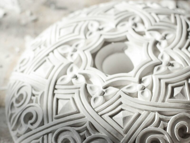 Современная лепнина: как классический декор стал трендом в новом интерьере